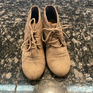 Tan faux suede ankle wedge boot womens size 9